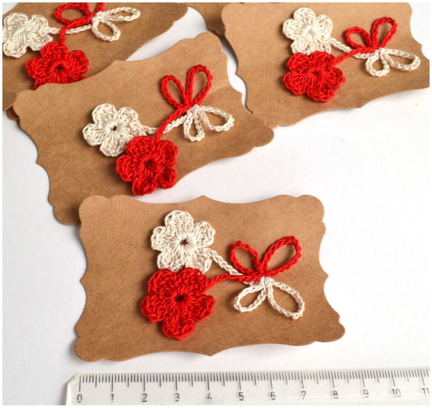 Martisor traditional crosetat cu flori albe si rosii