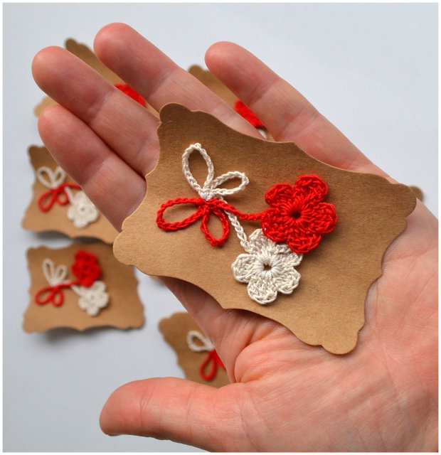 Martisor traditional crosetat cu flori albe si rosii