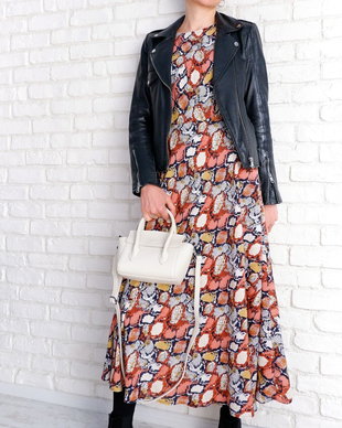 Rochie Lunga Vaporoasa Print Sarpe Caramiziu cu Bleumarin
