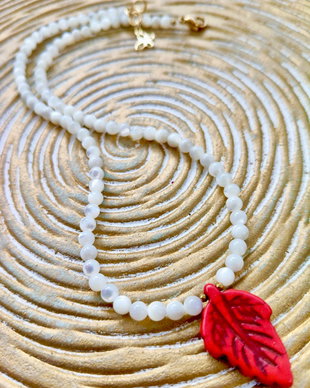 Colier MARTISOR sidef alb & frunza rosie howlit