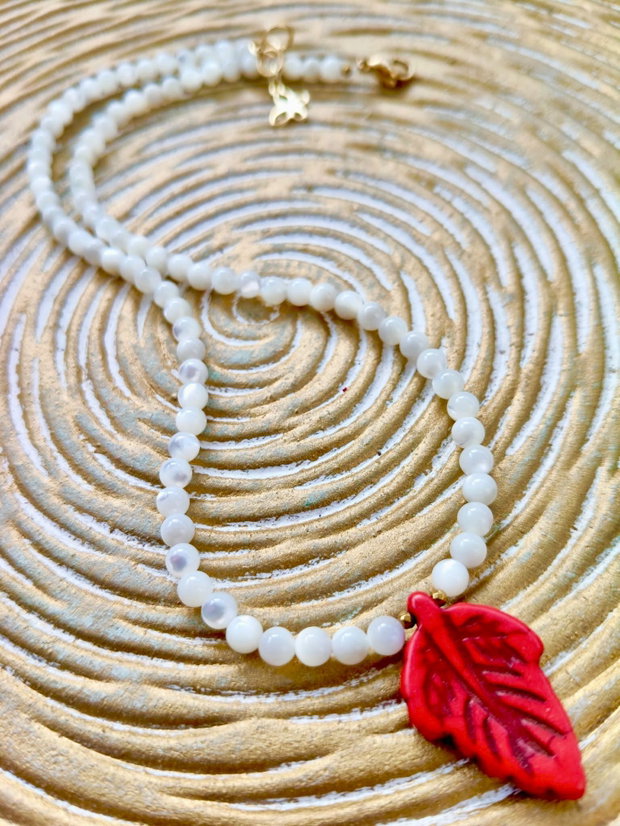 Colier MARTISOR sidef alb & frunza rosie howlit
