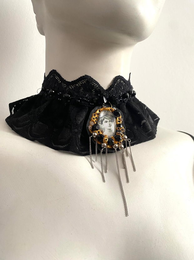 Guler chocker elegant cu accesoriu camee cusuta manual・ Bijuterie unicat・Chocker・Guler・Colier