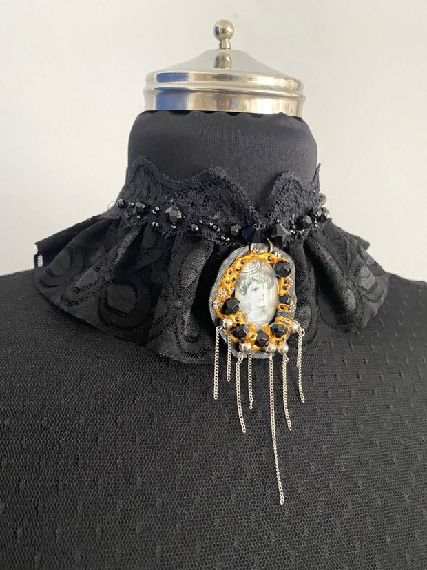 Guler chocker elegant cu accesoriu camee cusuta manual・ Bijuterie unicat・Chocker・Guler・Colier