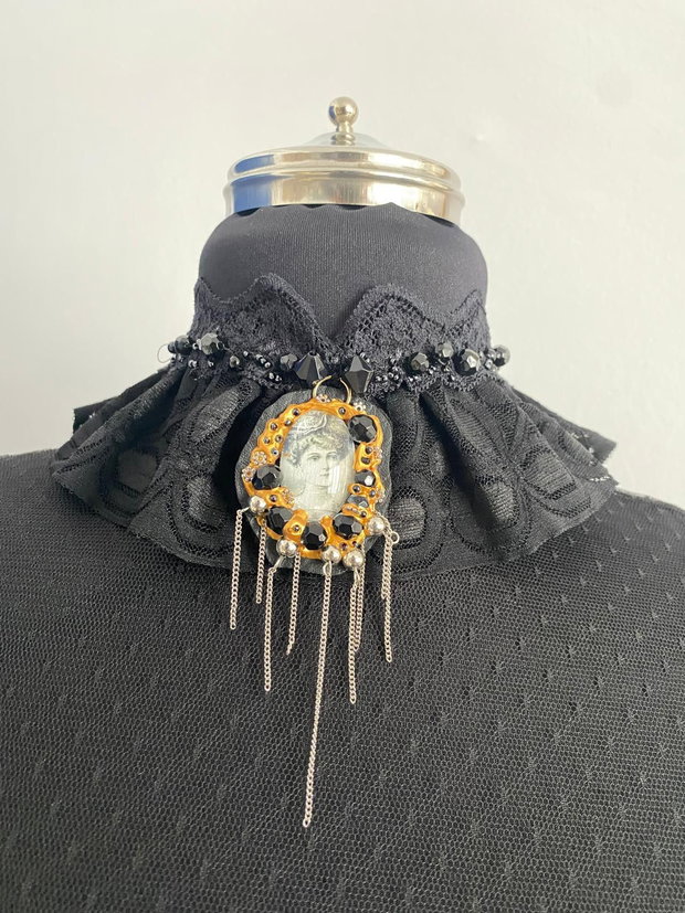 Guler chocker elegant cu accesoriu camee cusuta manual・ Bijuterie unicat・Chocker・Guler・Colier
