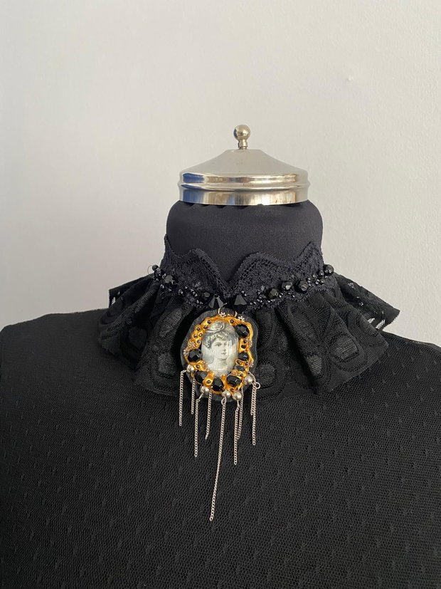 Guler chocker elegant cu accesoriu camee cusuta manual・ Bijuterie unicat・Chocker・Guler・Colier