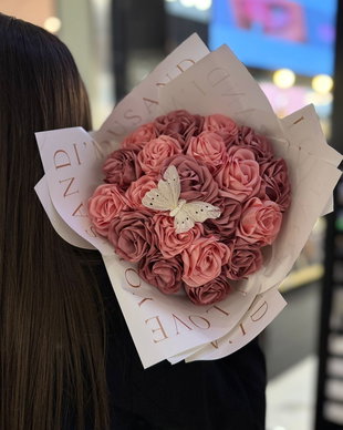 Buchet premium din 19 trandafiri handmade