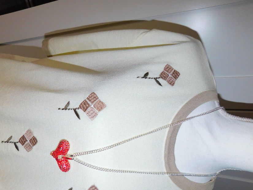 Bluza noua, tricotaj usor, broderie pe fata, colier cadou masura 54