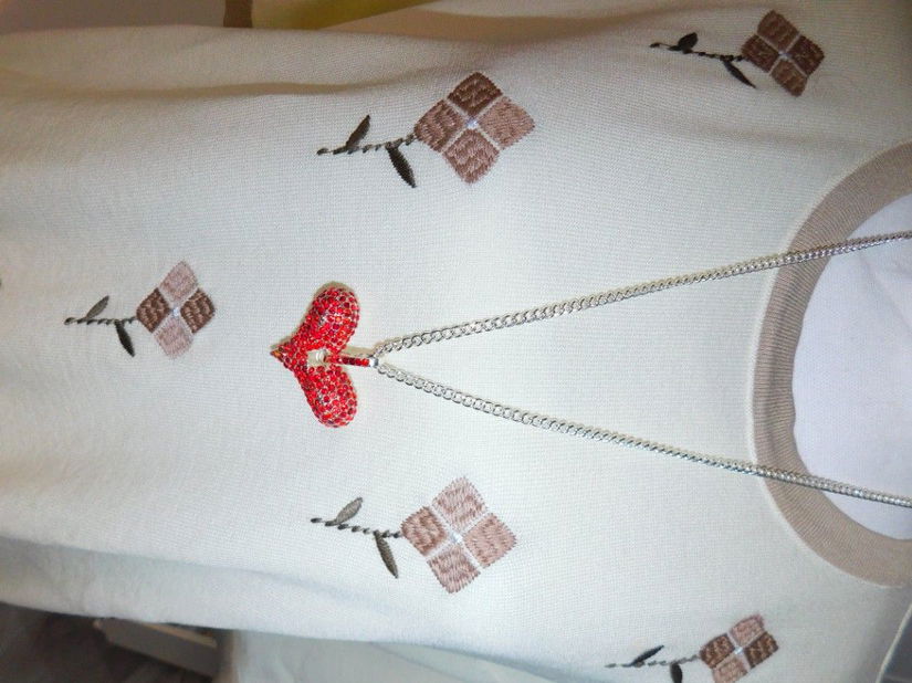 Bluza noua, tricotaj usor, broderie pe fata, colier cadou masura 54