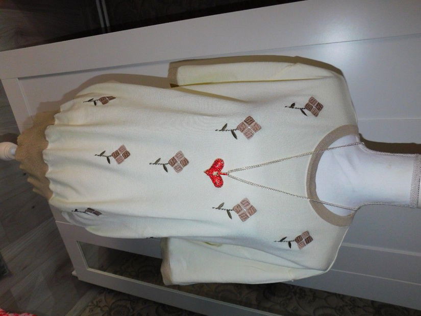 Bluza noua, tricotaj usor, broderie pe fata, colier cadou masura 54