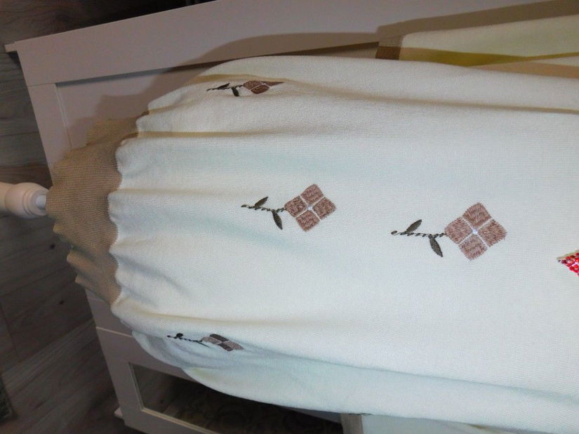 Bluza noua, tricotaj usor, broderie pe fata, colier cadou masura 54