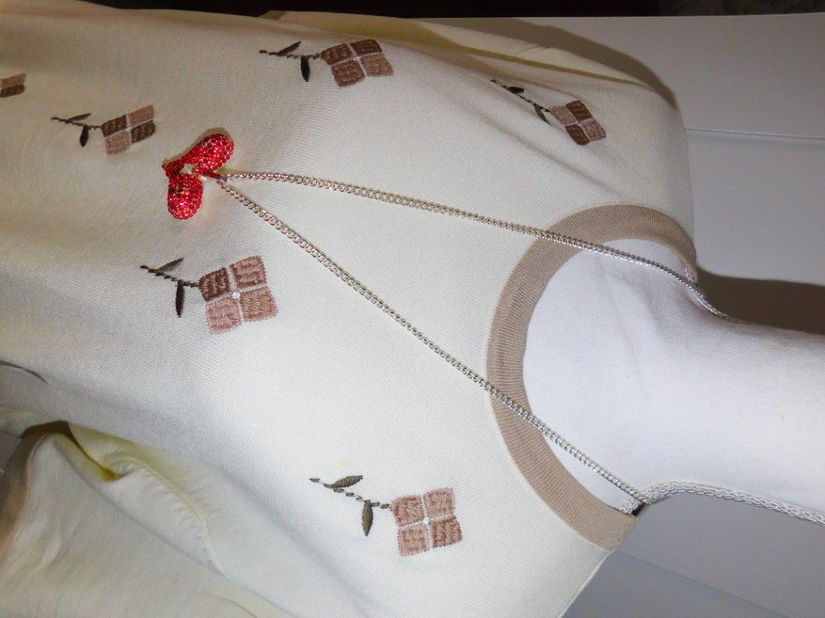 Bluza noua, tricotaj usor, broderie pe fata, colier cadou masura 54