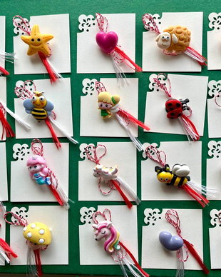 Martisor, brosa din rasina, diverse figurine