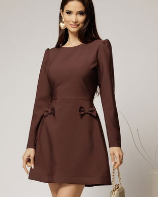 Rochie scurta maro cu fusta tip A si fundite