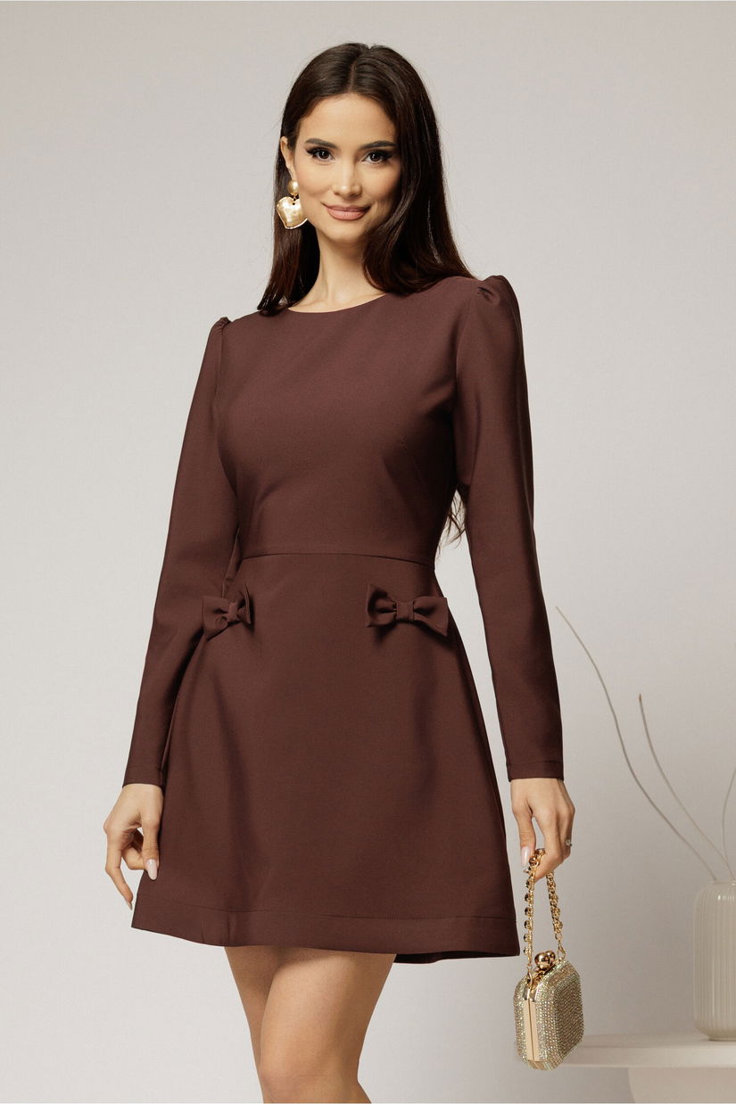 Rochie scurta maro cu fusta tip A si fundite
