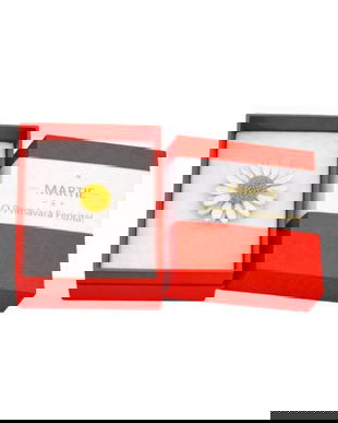 Mărțișor Broșă Margaretă Albă &ndash; Cutie Cadou Roșie