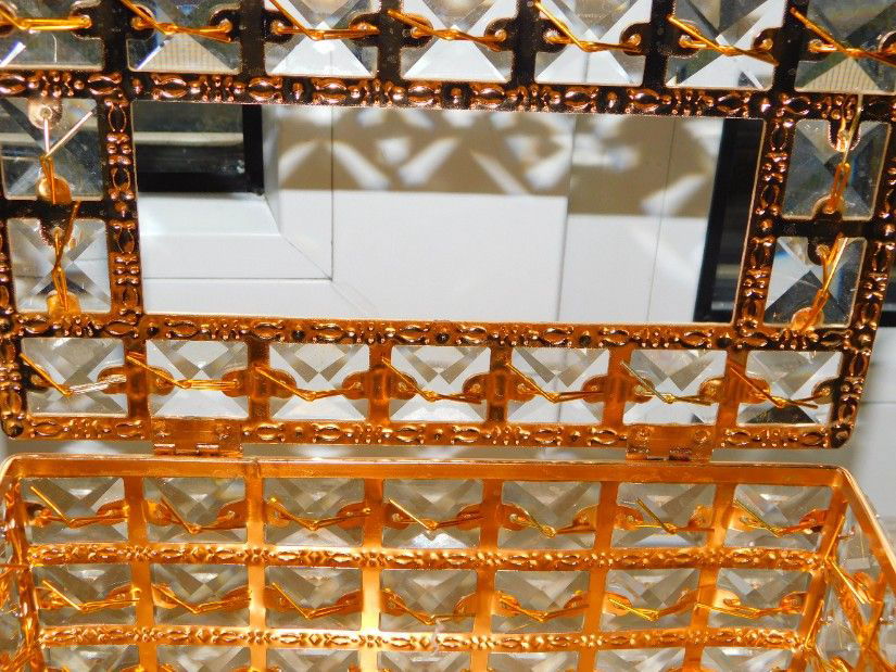 Suport nou,  deosebit, pentru servetele, metal  masiv,  cristale  fatetate