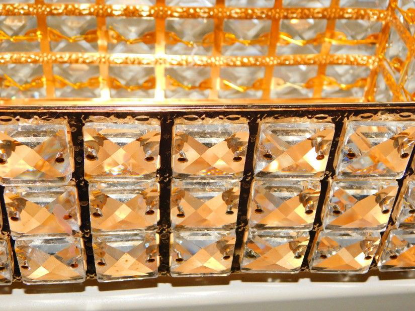 Suport nou,  deosebit, pentru servetele, metal  masiv,  cristale  fatetate