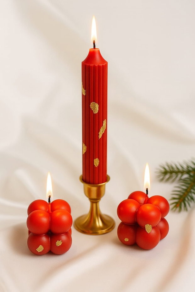 Set lumânări decorative Crimson Royale din ceară de soia cu accente aurii
