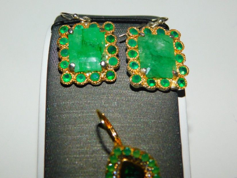 Cercei noi, safire  masive ,  argint , placati cu aur,  cadopu cercei noi    jad