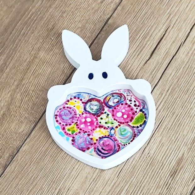 Platou decorativ iepuras cu inimioara multicolora 4617