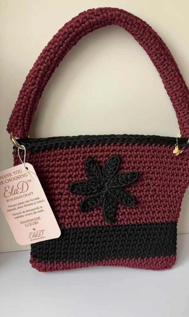 Geantă croșetată handmade bordo cu floare decorativă  ElaD by Elenas Craft