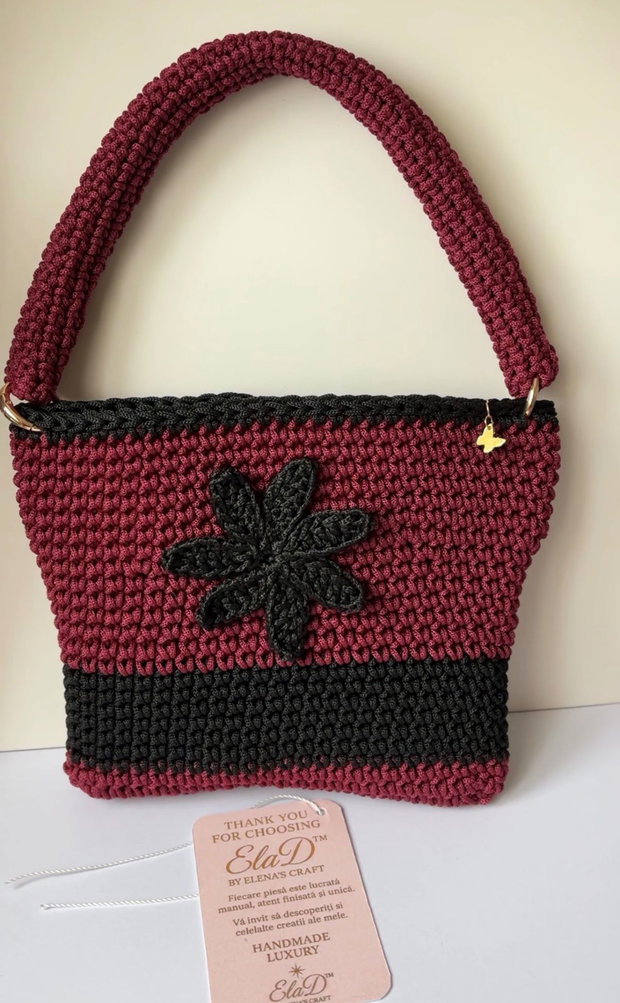 Geantă croșetată handmade bordo cu floare decorativă  ElaD by Elenas Craft