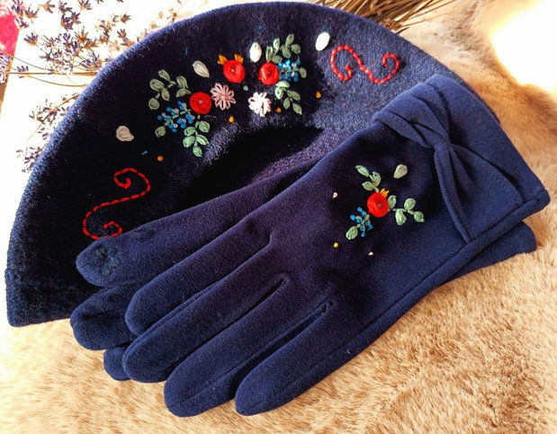 Set: beretă și mănuși cu broderie manuală