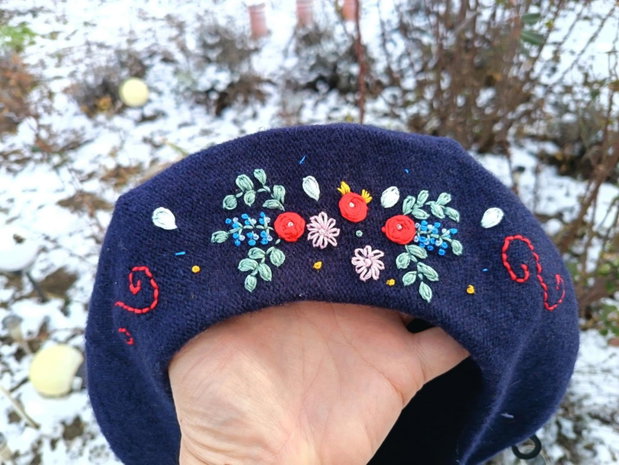 Set: beretă și mănuși cu broderie manuală