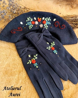 Set: beretă și mănuși cu broderie manuală