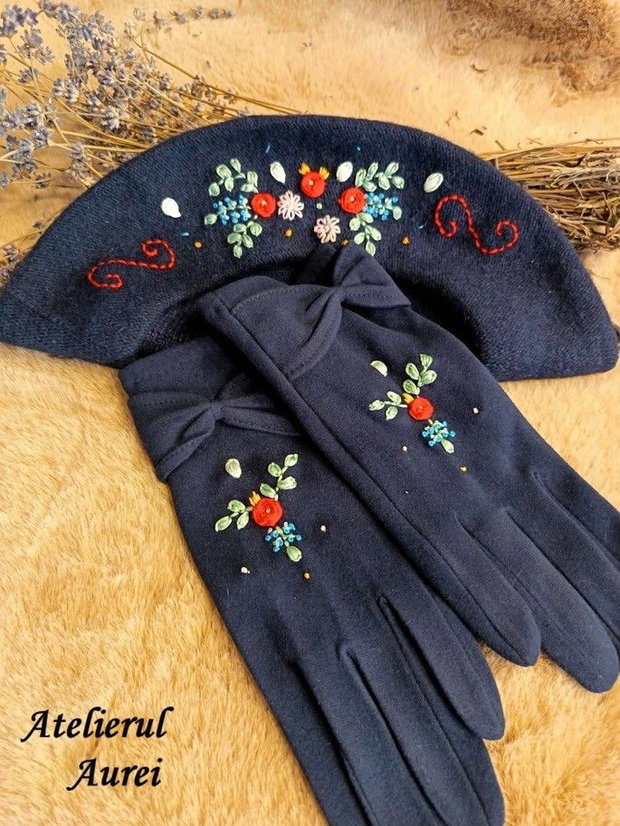 Set: beretă și mănuși cu broderie manuală
