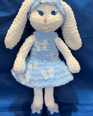 Iepuraș croșetat handmade cu rochiță albastră  ElaD by Elenas Craft