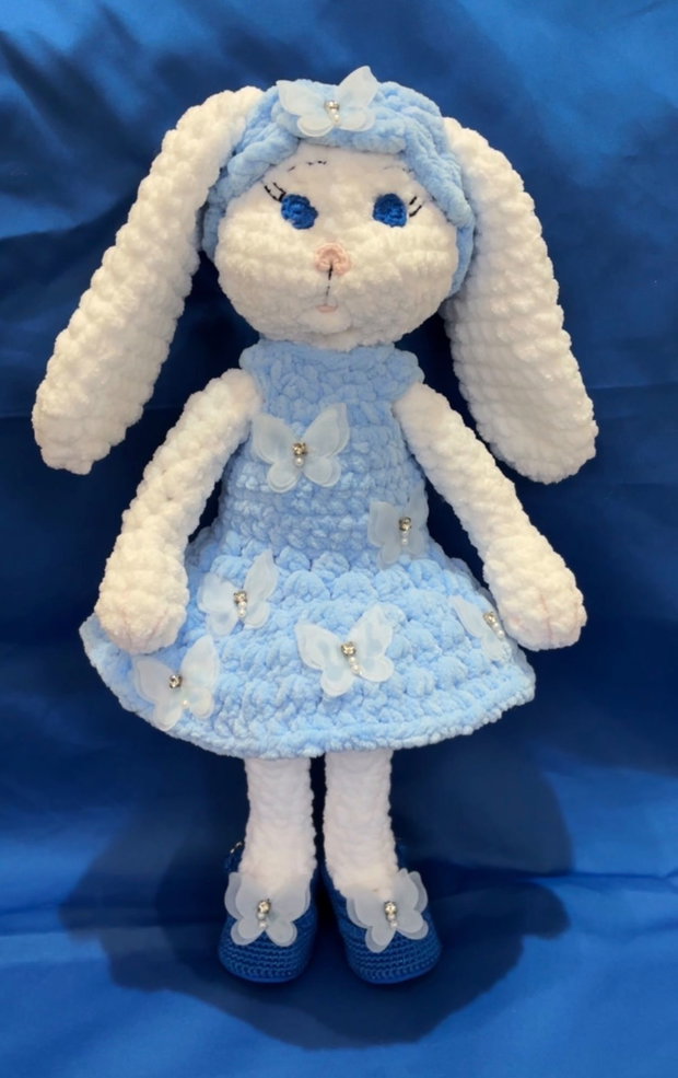 Iepuraș croșetat handmade cu rochiță albastră ElaD by Elenas Craft