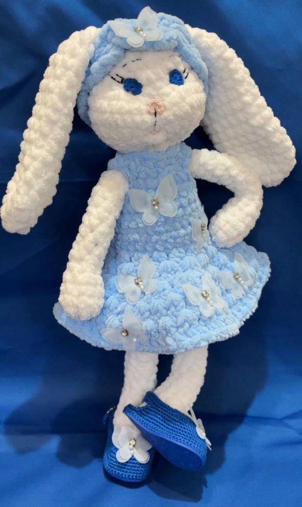 Iepuraș croșetat handmade cu rochiță albastră ElaD by Elenas Craft
