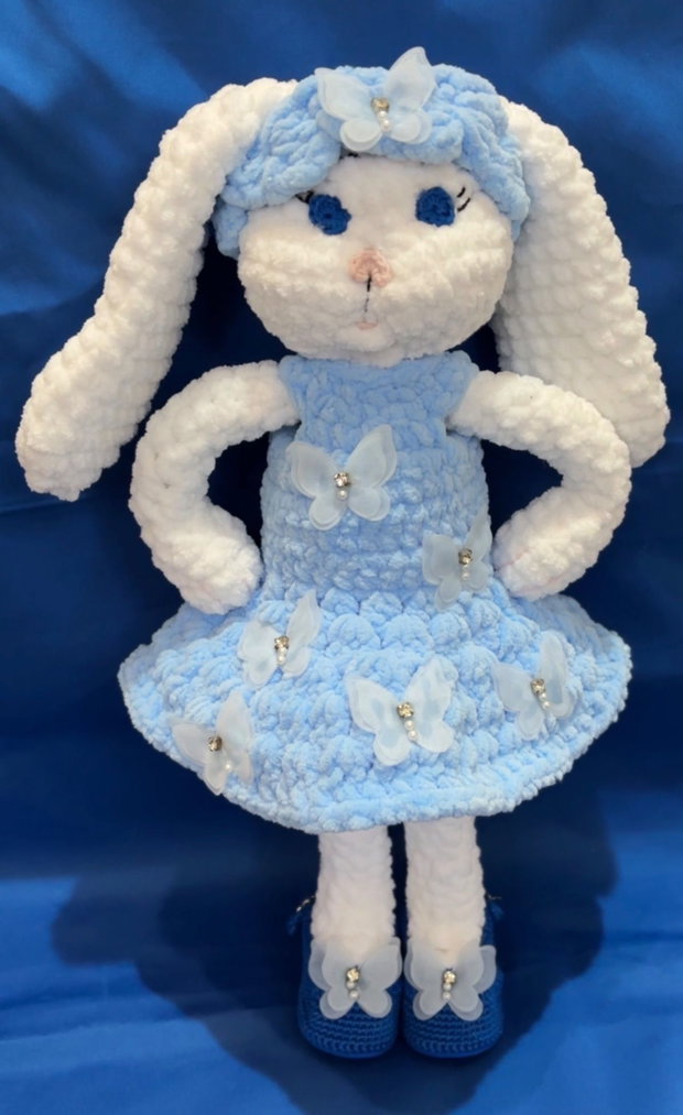 Iepuraș croșetat handmade cu rochiță albastră ElaD by Elenas Craft