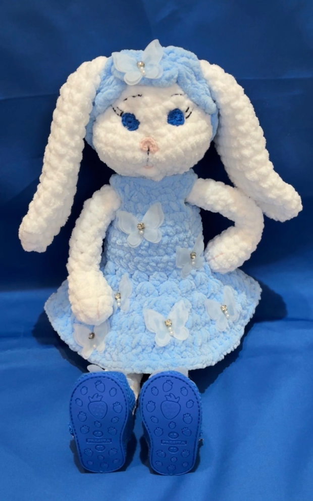 Iepuraș croșetat handmade cu rochiță albastră ElaD by Elenas Craft