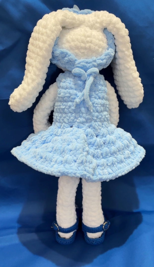 Iepuraș croșetat handmade cu rochiță albastră ElaD by Elenas Craft