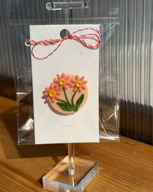 Martisor brosa handmade cu flori roz