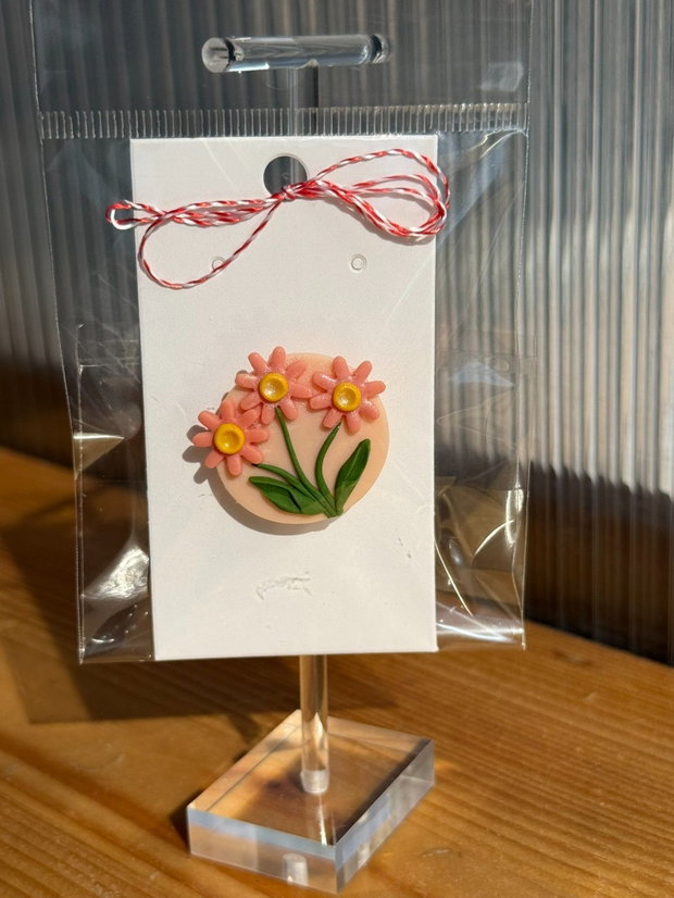 Martisor brosa handmade cu flori roz