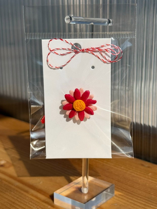 Martisor brosa floare rosie handmade