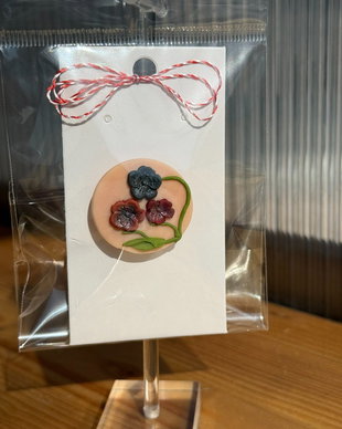 Martisor brosa handmade cu flori multicolore