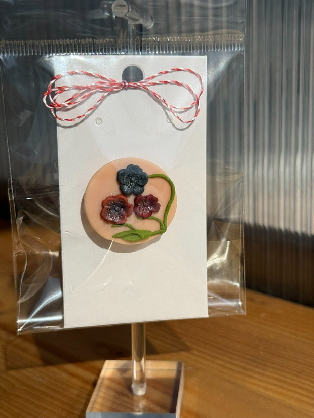 Martisor brosa handmade cu flori multicolore