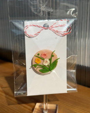 Martisor brosa handmade cu flori delicate