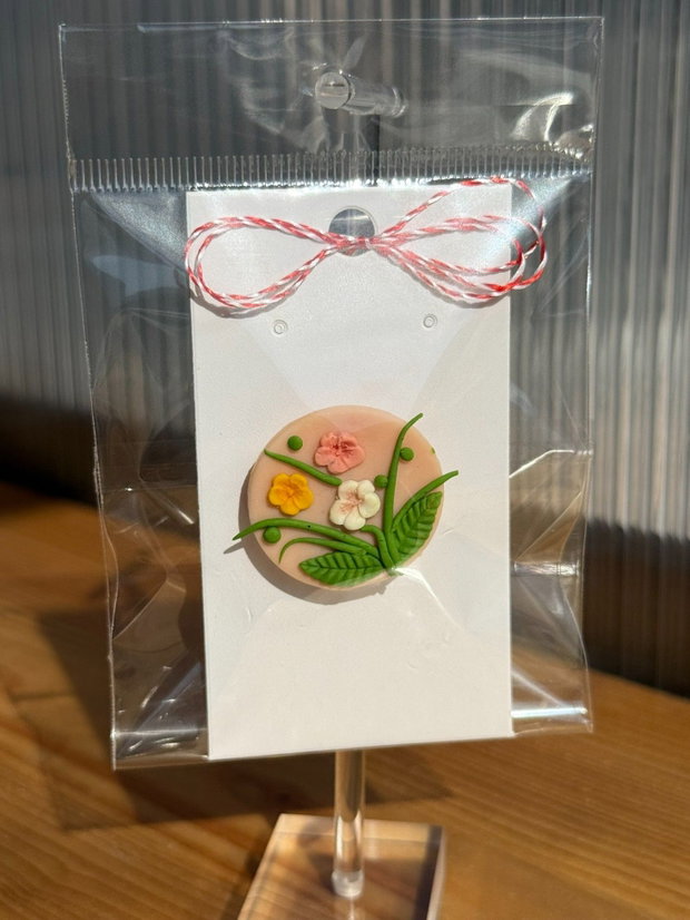 Martisor brosa handmade cu flori delicate