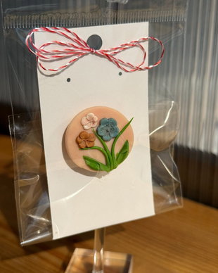 Martisor brosa handmade cu flori colorate
