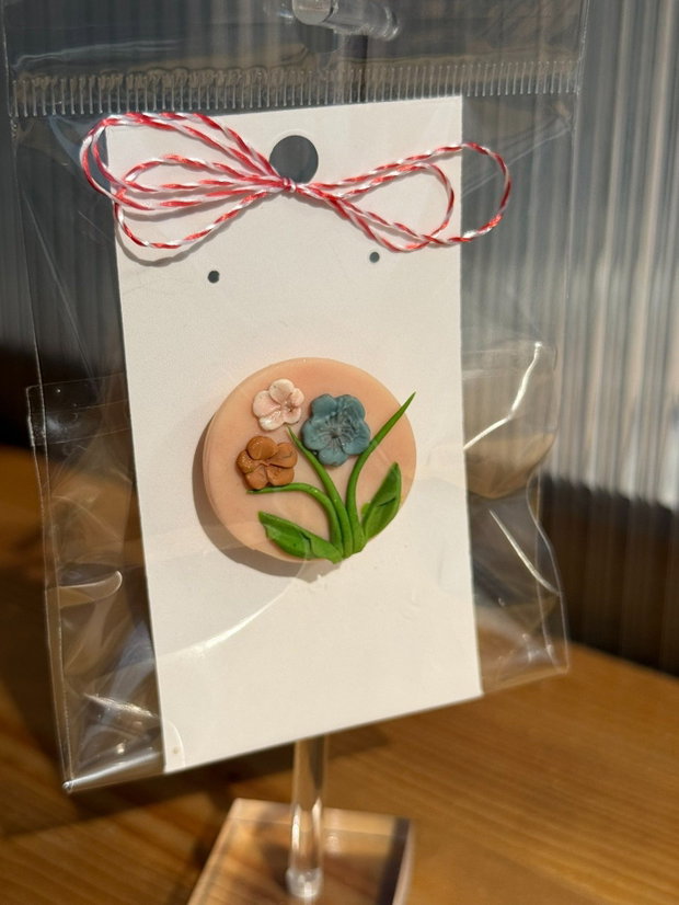 Martisor brosa handmade cu flori colorate