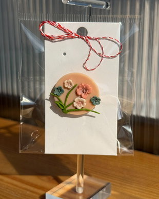 Martisor brosa handmade cu flori pastel