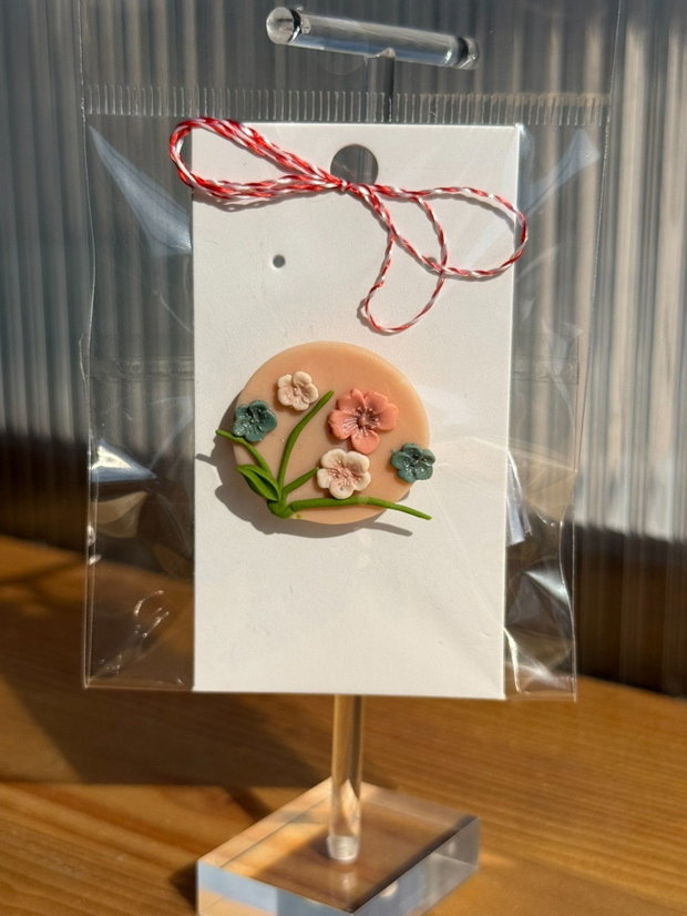 Martisor brosa handmade cu flori pastel