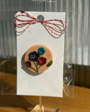 Martisor brosa handmade cu flori colorate