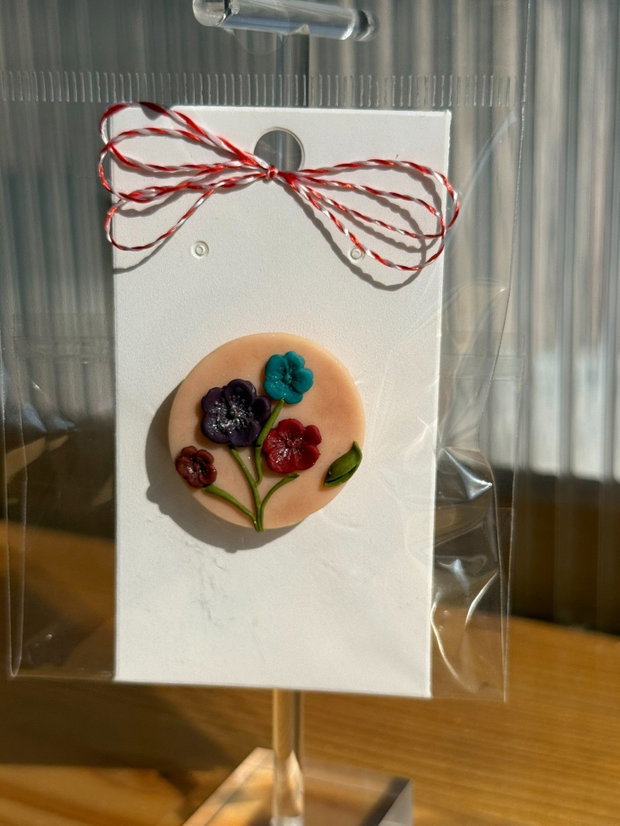 Martisor brosa handmade cu flori colorate