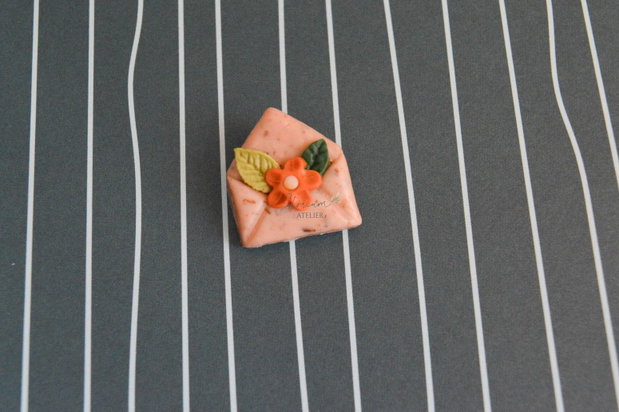 Martisor fimo plic cu flori. Martisor handmade